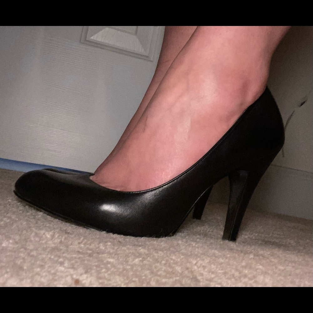 Black Jessica Simpson Genuine Leather Pumps size 6